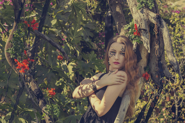 Cadılar Bayramı sırasında cadı kadın ormanda - Fotoğraf, Görsel