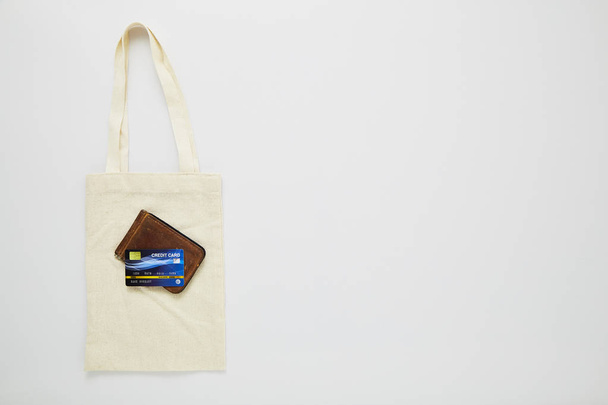 Σακούλα υφασμάτων με πιστωτική κάρτα και πορτοφόλι σε λευκό - Φωτογραφία, εικόνα
