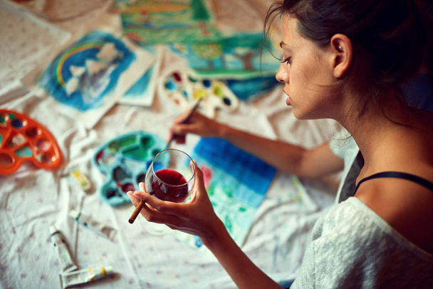 Woman hedonist painting with temperas - Valokuva, kuva