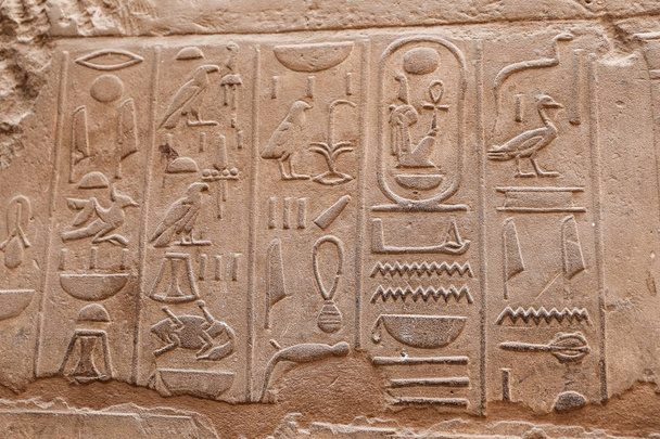 Egyptische hiërogliefen in Luxor tempel, Luxor, Egypte - Foto, afbeelding