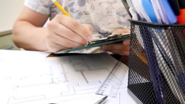 Mladý architekt nebo Návrhář práce na projektu House nebo Apartment - Záběry, video