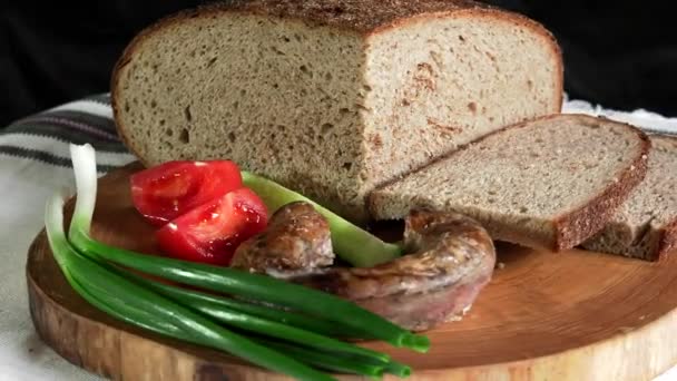 Sandwich del tradicional pan ecológico ucraniano perdido al gusto sin sabores, rellenos y OMG. Horneado en el horno sobre la madera de árboles frutales
. - Metraje, vídeo