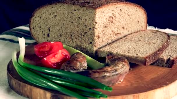 Sandwich van de traditionele Oekraïense eco brood verloren naar smaak zonder smaken, vulstoffen en GGO 's. gebakken in de oven op het hout van fruitbomen. - Video
