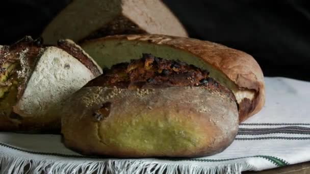 Sandwich del tradicional pan ecológico ucraniano perdido al gusto sin sabores, rellenos y OMG. Horneado en el horno sobre la madera de árboles frutales
. - Imágenes, Vídeo