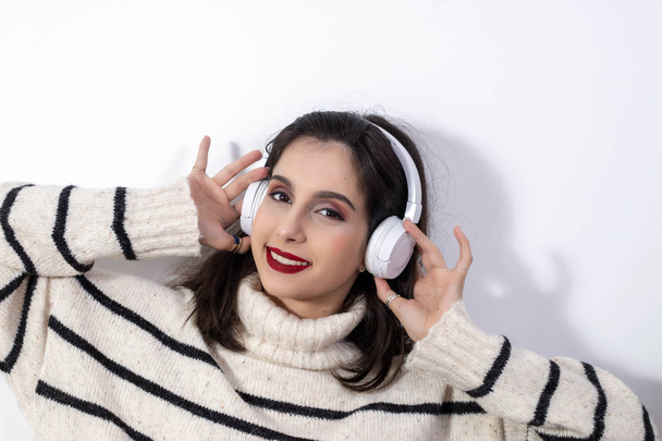 Young girl on sofa with headphones - Foto, Imagem