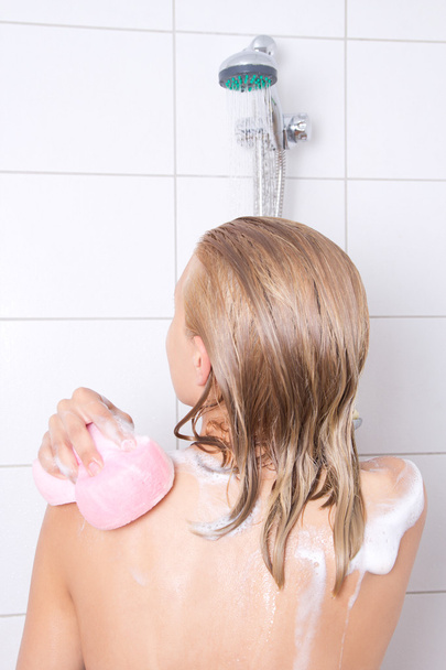 douche prise belle jeune femme avec une éponge - Photo, image