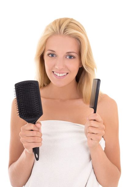 joven mujer atractiva con cepillos para el cabello sobre fondo blanco - Foto, imagen