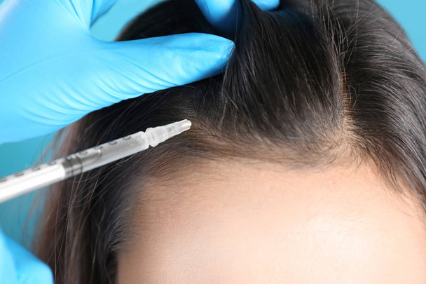 Young woman with hair loss problem receiving injection, closeup - Foto, imagen