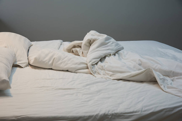 Onnette deken, kussens op het bed - Foto, afbeelding