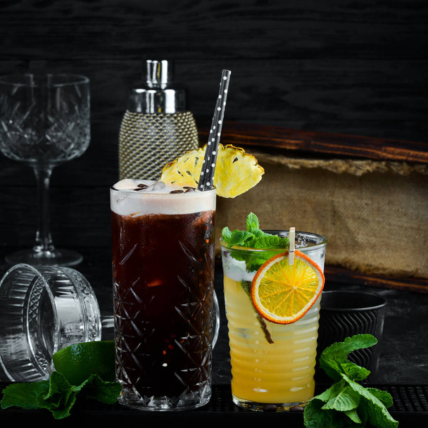 Cuba Libre or long island iced tea cocktail with strong drinks - Foto, afbeelding