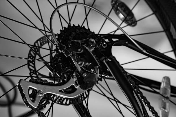 lähikuva uusi polkupyörän takana derailleur mustavalkoisena
 - Valokuva, kuva