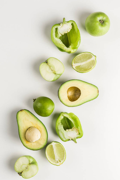 Зелені овочі та фрукти на білому тлі
 - Фото, зображення