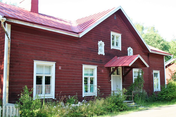 casas de madeira típicas de Ekenas
 - Foto, Imagem