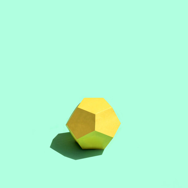 Papel amarelo dodecaedro na luz do sol brilhante
  - Foto, Imagem