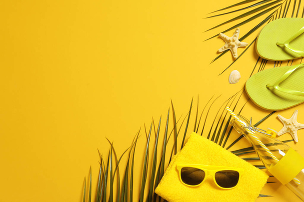 Flat lay composition with beach accessories on color background. Space for text - Foto, Imagem