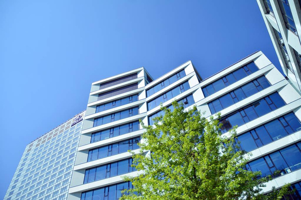 İş merkezindeki yeni ofis binası. Çelikten ve camdan yapılmış mavi gökyüzü.  - Fotoğraf, Görsel