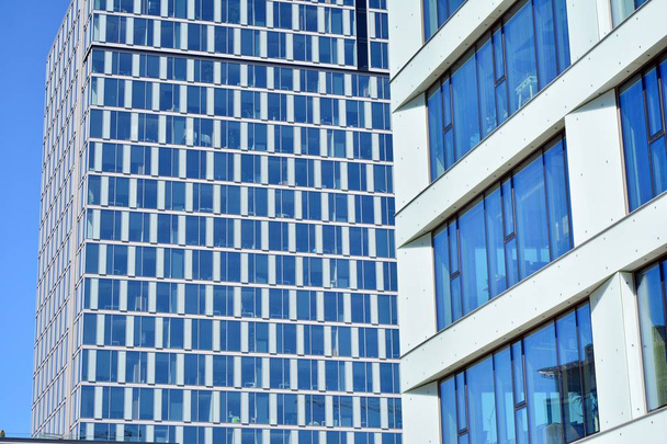 Neues Bürogebäude im Geschäftszentrum. Wand aus Stahl und Glas mit blauem Himmel.  - Foto, Bild