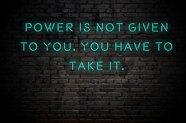 Inscrição de néon de citação motivacional sábio positivo contra parede de tijolo
  - Foto, Imagem