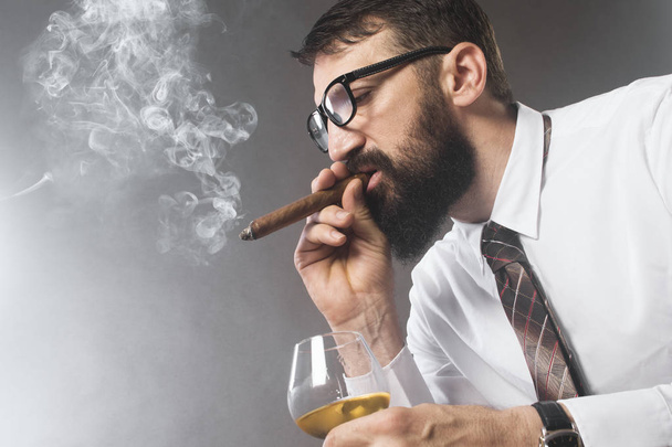bearded man smoking cigar - Fotoğraf, Görsel