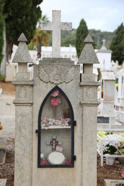 detalhe do túmulo no cemitério
 - Foto, Imagem
