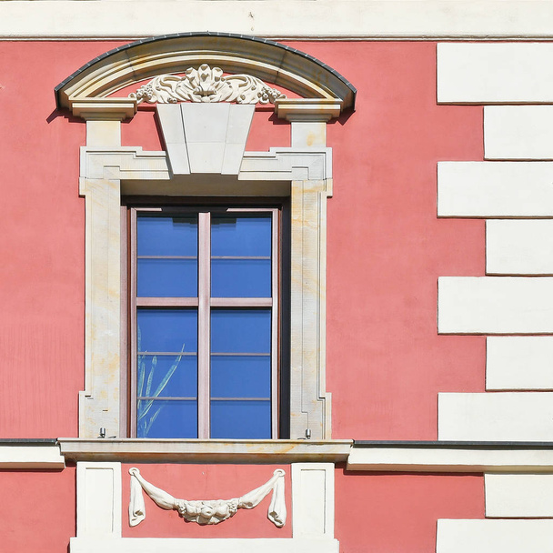 Janela de um edifício antigo. Velho Wroclaw, 2019
. - Foto, Imagem