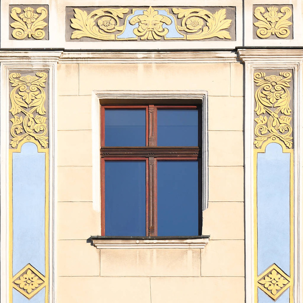 Παράθυρο ενός αρχαίου κτιρίου. Παλιά Βρότσλαβ, 2019. - Φωτογραφία, εικόνα