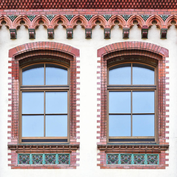 Okno starověké budovy. Starý Wroclaw, 2019. - Fotografie, Obrázek