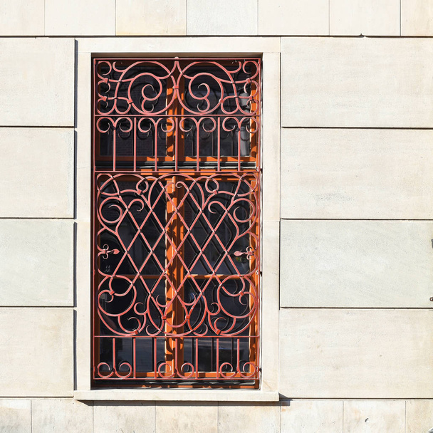 Okno z kratą starożytnego budynku. Stary Wrocław, 2019. - Zdjęcie, obraz