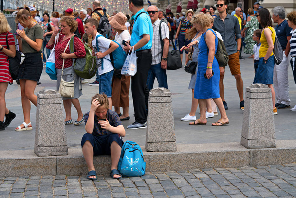 Moscow. Russia. June 21 2019 Group of Arab tourists on the Red Square in Moscow. - Foto, afbeelding