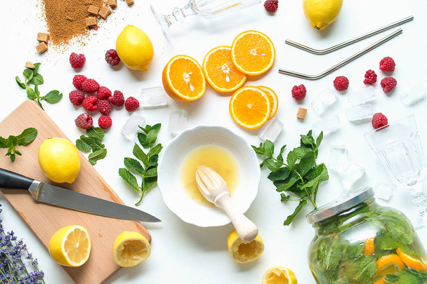 ingrediënten voor zelfgemaakte limonade op witte achtergrond - Foto, afbeelding