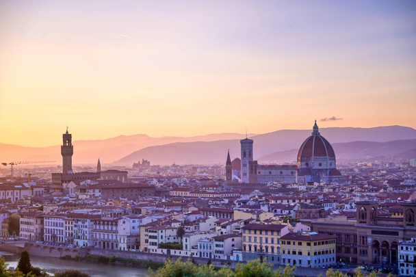 Закат над Флоренцией, столицей итальянской Тосканы
. - Фото, изображение