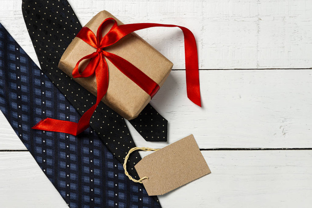 Cravatte e confezioni regalo su sfondo bianco in legno. Spazio per testo
. - Foto, immagini