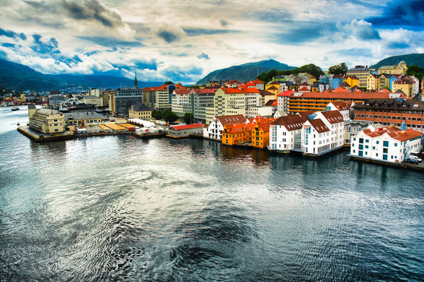 Bergen Noorwegen kustlijn gebouwen en haven dramatische landschap - Foto, afbeelding