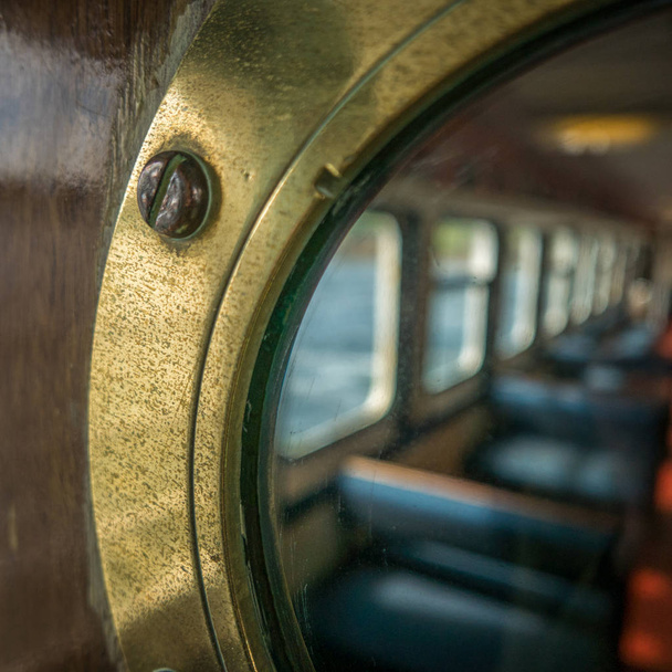 Ferry de passageiros Porthole
 - Foto, Imagem