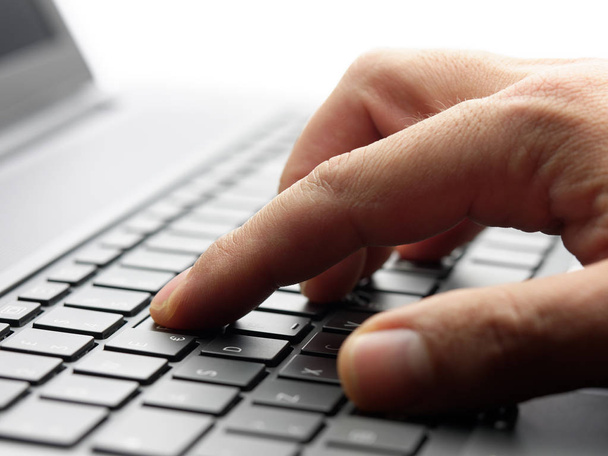 Крупный план мужской руки ввода клавиатуры компьютера ноутбука подсветкой
 - Фото, изображение