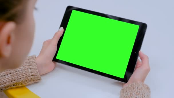 Mulher olhando para tablet computador com tela verde no café
 - Filmagem, Vídeo