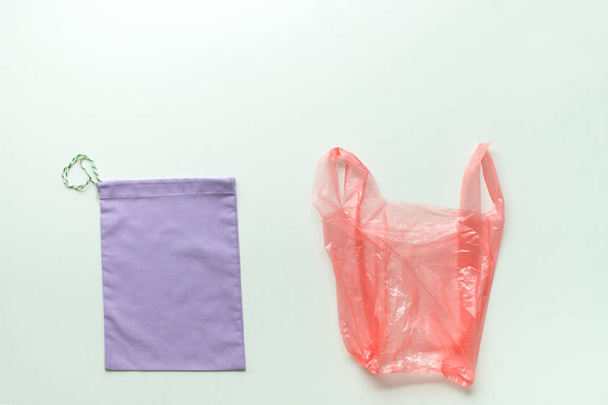 koncepcja użycia bawełnianej torby wielokrotnego użytku zamiast plastiku - Zdjęcie, obraz