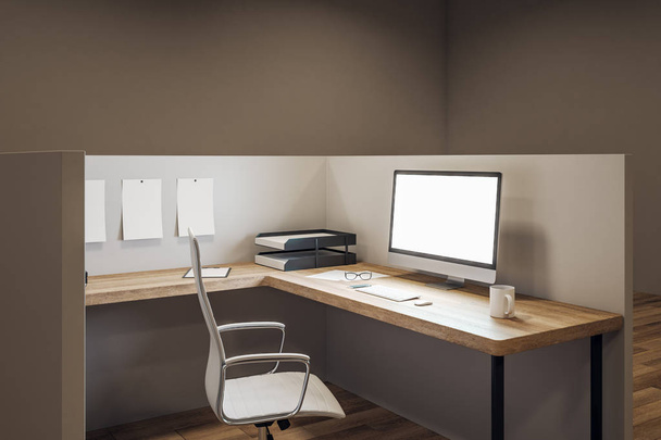 Σύγχρονο γραφείο με άδειο υπολογιστή  - Φωτογραφία, εικόνα