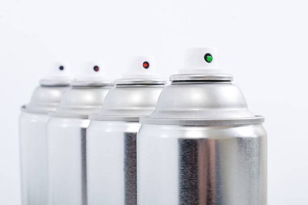 latas de spray de plata
 - Foto, Imagen