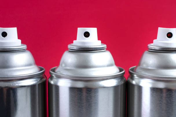 latas de spray de prata
 - Foto, Imagem