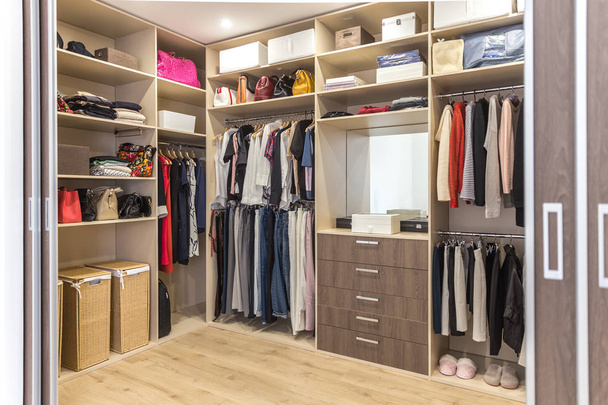 Grande armoire avec des vêtements différents pour dressing
 - Photo, image