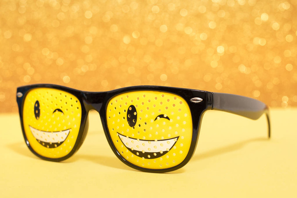 окуляри посмішка маскарад
 - Фото, зображення