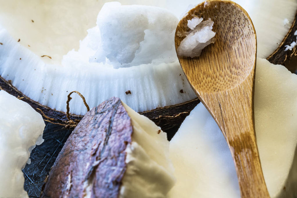 Gros plan sur les aliments cétogènes : beurre de coco et beurre de coco
 - Photo, image