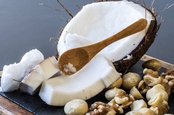 Un primer plano de la comida cetogénica: mantequilla de coco y coco, nueces y nueces de macadamia
 - Foto, imagen