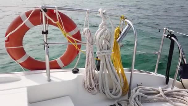 Mavi sakin deniz suyu arka plan üzerinde Kırmızı yaşam şamandırası. Teknede Lifebuoy - Video, Çekim