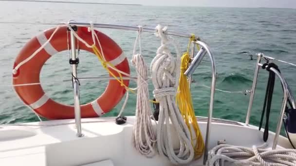 Bóia da vida vermelha sobre azul calmo fundo de água do mar. Lifebuoy no barco
 - Filmagem, Vídeo