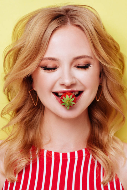 Sexy Woman Eating Strawberry. Sensual Lips. - 写真・画像