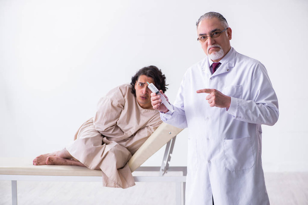 Aged male doctor psychiatrist examining young patient  - Photo, Image