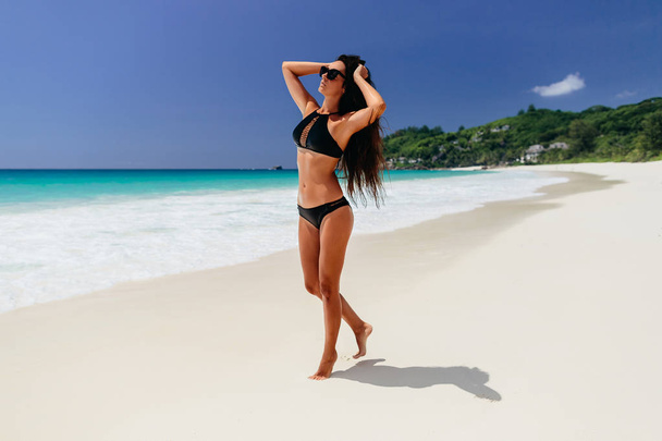 Kobieta relaks na plaży tropikalnej wyspie - Zdjęcie, obraz