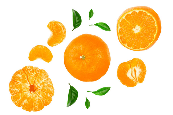 mandarina o mandarina con hojas aisladas sobre fondo blanco con espacio de copia para su texto. Vista superior. Puesta plana
 - Foto, imagen
